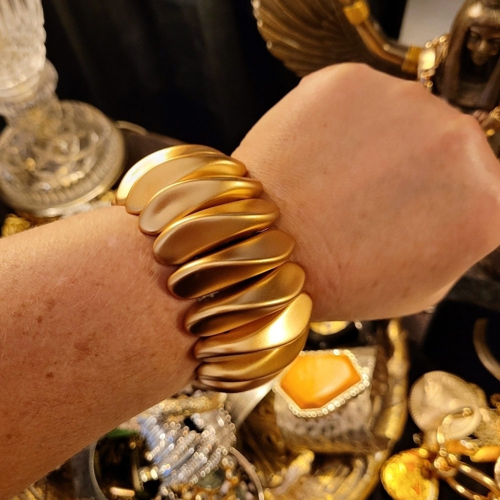 VINTAGE CHUNKY WAVED LARGE BEAD MATTE GOLD STRETCH BRACELET - Picture 9 of 13